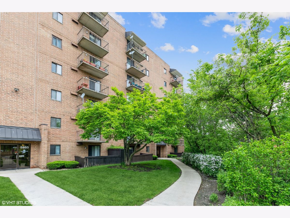 Condos & Townhomes & Homes Sold Edgewater Walk Tinley Park Illinois, 5950 Lake Bluff