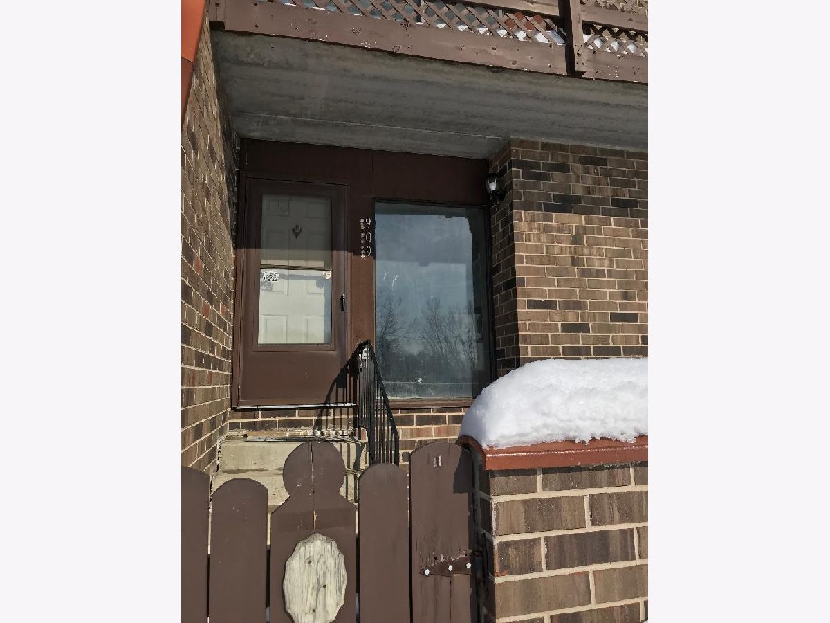 Condos & Townhomes Rented Kennington Square Elgin Illinois, 909 Kenneth
