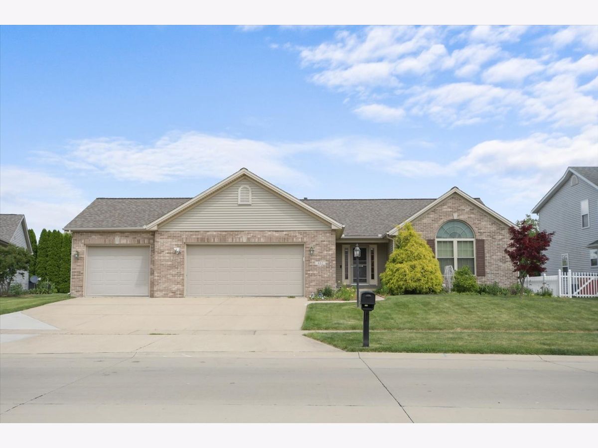Homes & Condos & Townhomes Sold Arbor Meadows Savoy Illinois, 402 Wesley