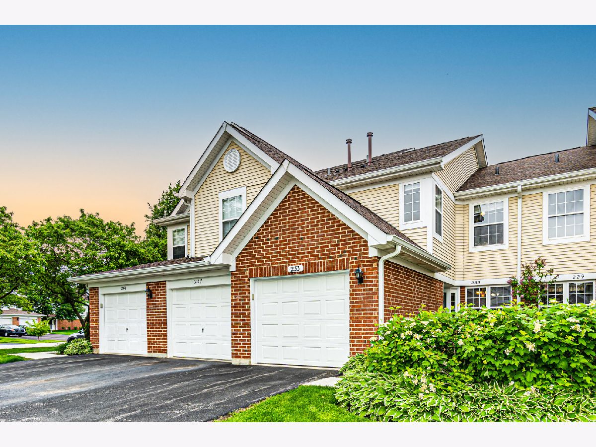 Turnberry Manor Roselle IL, Townhomes & Condos For Sale & For Rent