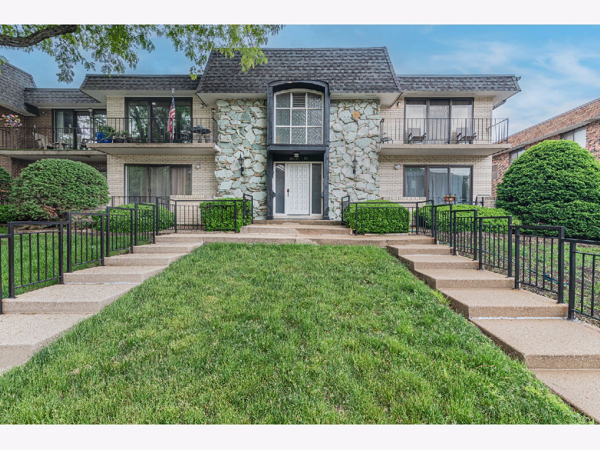Homes & Condominiums Sold Longwood Acres Oak Lawn Illinois, 10411 Komensky