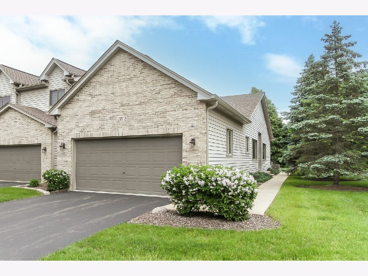 Townhomes & Homes Sold Woodland Meadows East Elgin Illinois, 121 Deer Run