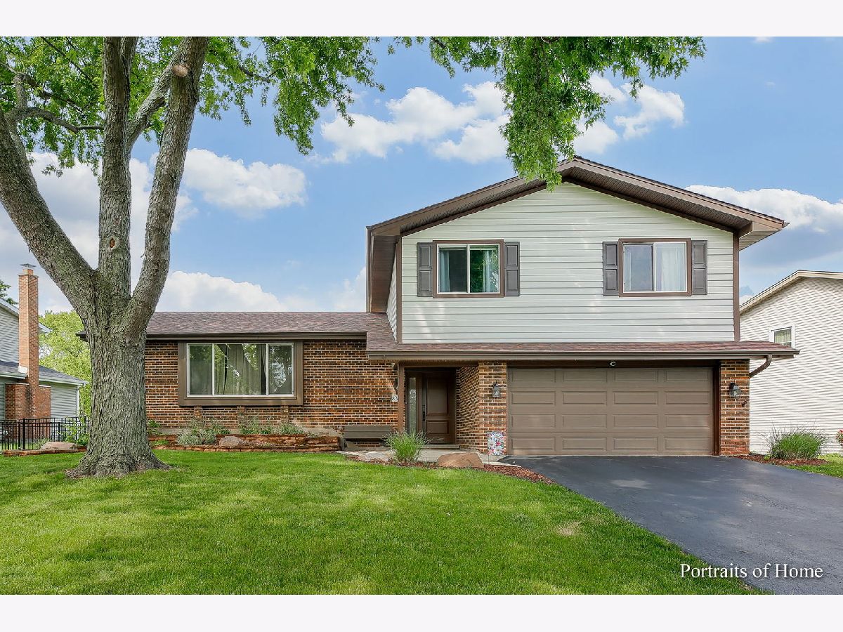 Homes Sold Mending Wall Woodridge Illinois, 8317 Mending Wall