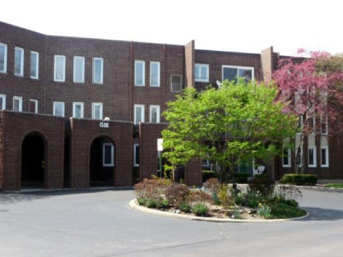 Condominiums Rented Sandpebble Walk Wheeling Illinois, 1500 Sandstone