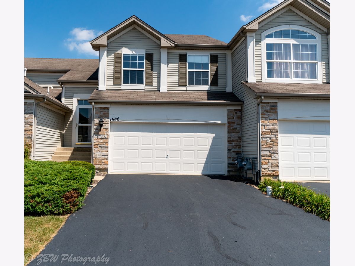 Townhomes & Condos & Homes Rented Grand Pointe Trails Aurora Illinois, 1686 Fredericksburg