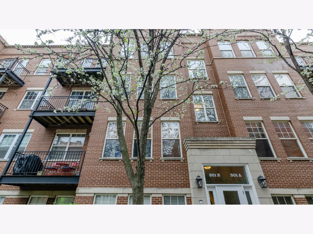 Townhomes & Condos & Homes Sold Old Town Square Chicago Illinois, 301 Goethe