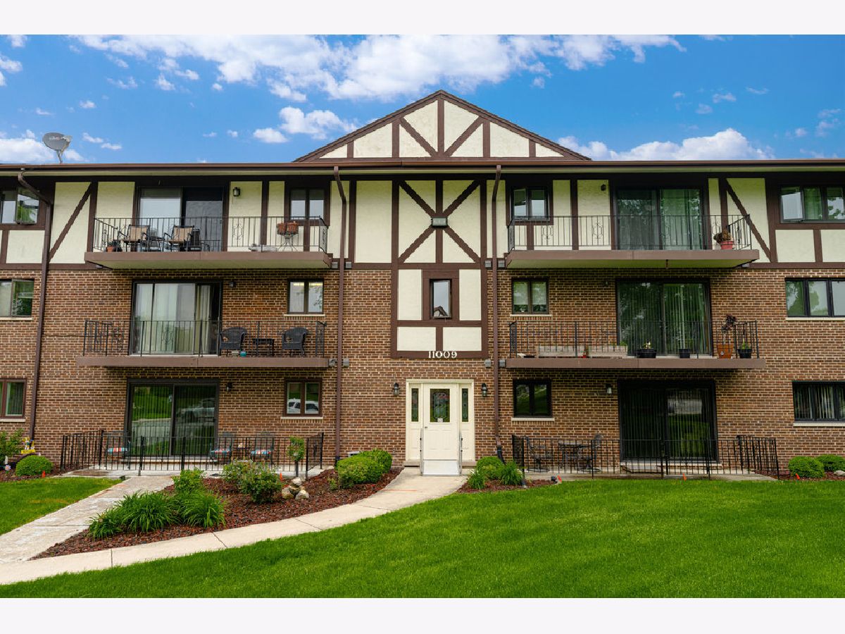 Condominiums Sold Green Valley Palos Hills Illinois, 11009 Theresa