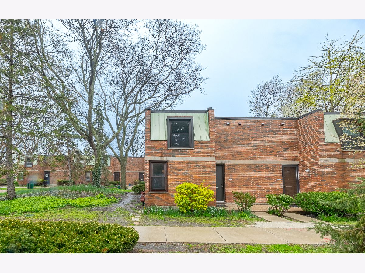 Condos & Townhomes Rented Westgate Terrace Chicago Illinois, 1268 Westgate