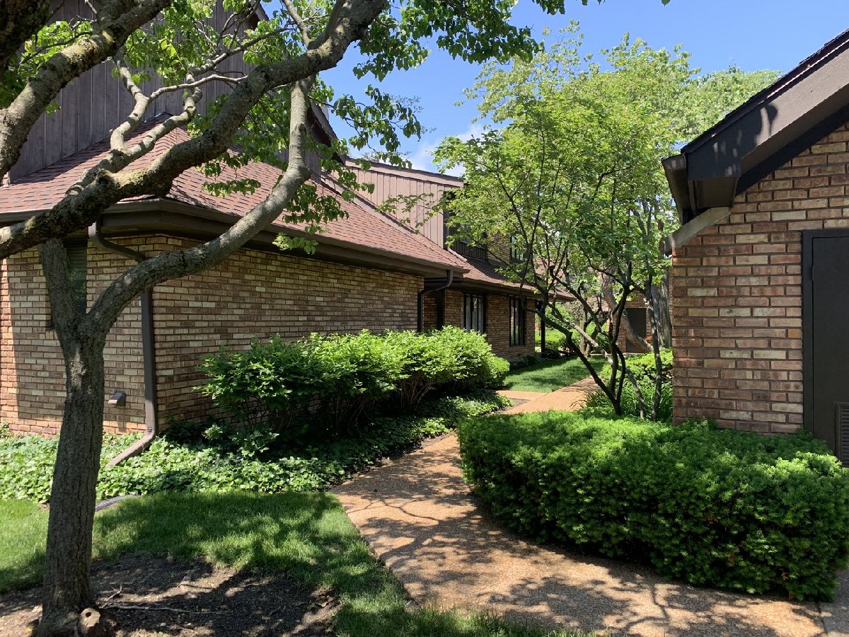 Condos & Townhomes & Homes Rented Mission Hills Northbrook Illinois, 1870 Mission Hills