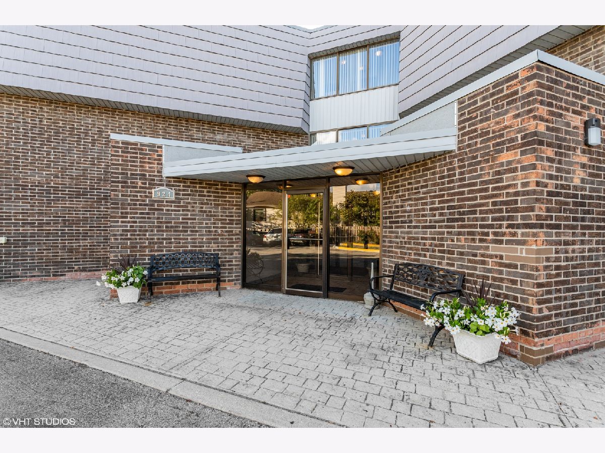 Condominiums Sold Cass Lake Village Westmont Illinois, 924 Lake
