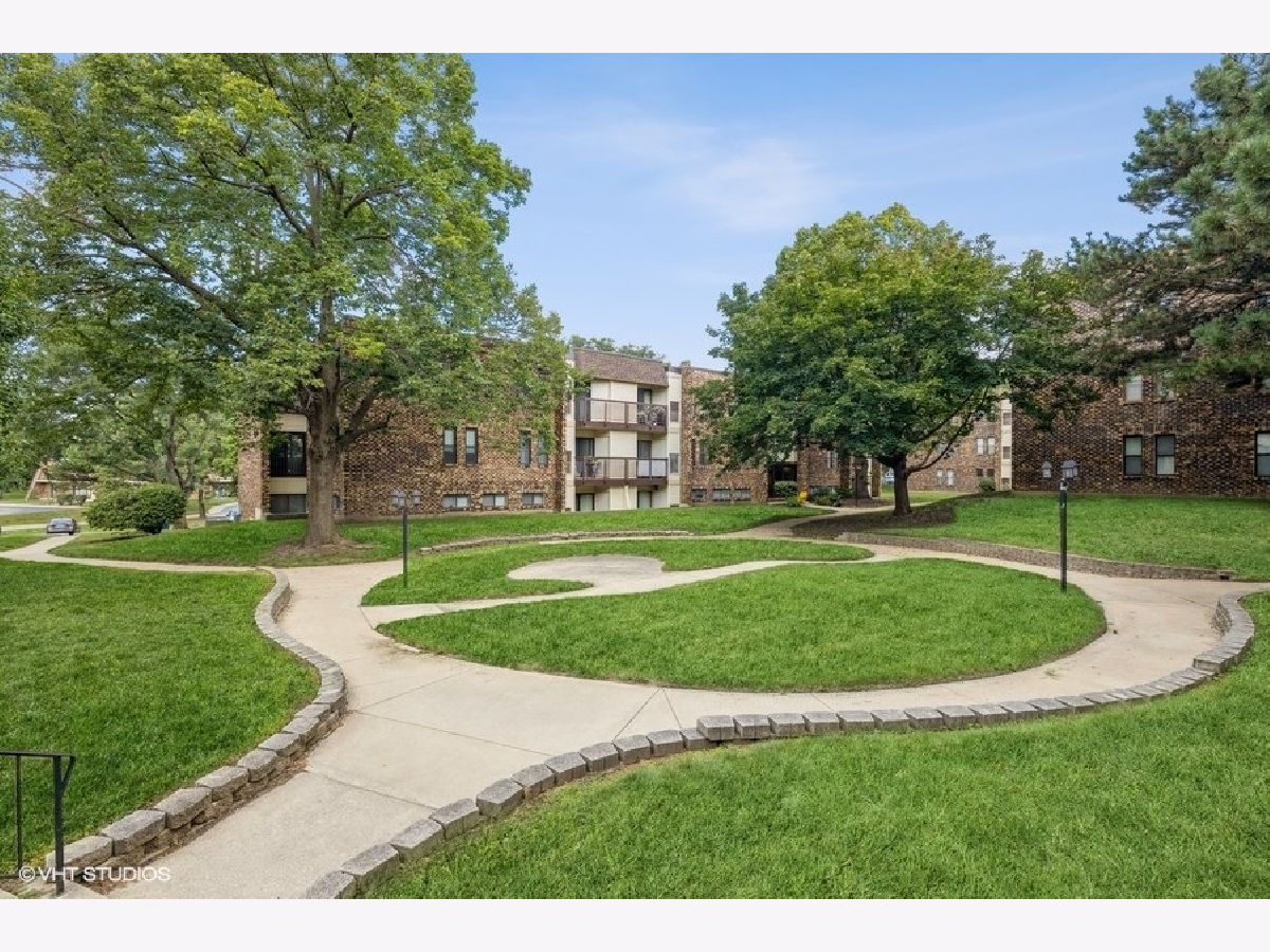 Condominiums & Homes Sold Country Club Woodridge Illinois, 2037 Country Club