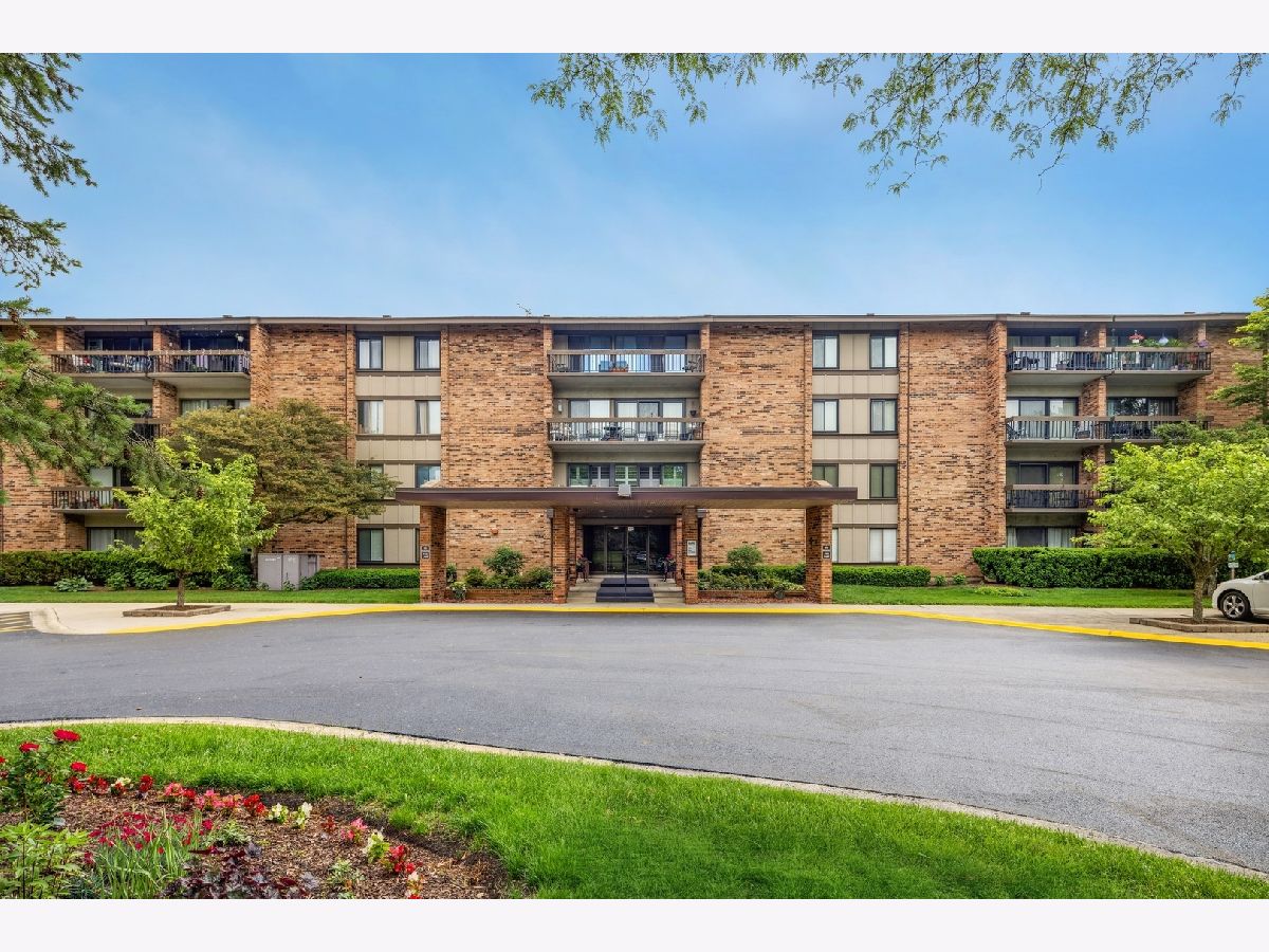 Lake Hinsdale Village Willowbrook IL, Condos & Townhomes For Sale & For