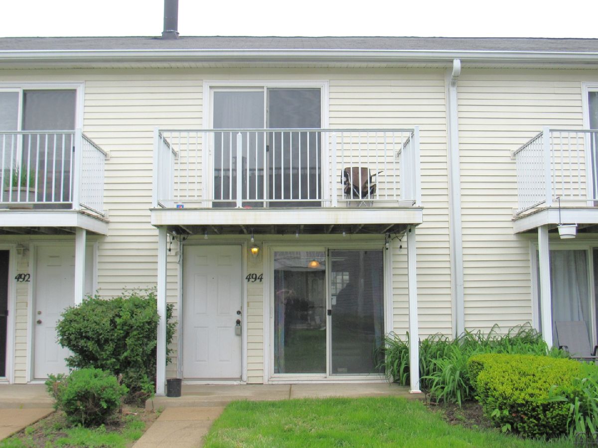 Townhomes & Condos Sold Meadow Green Round Lake Beach Illinois, 494 Meadow Green