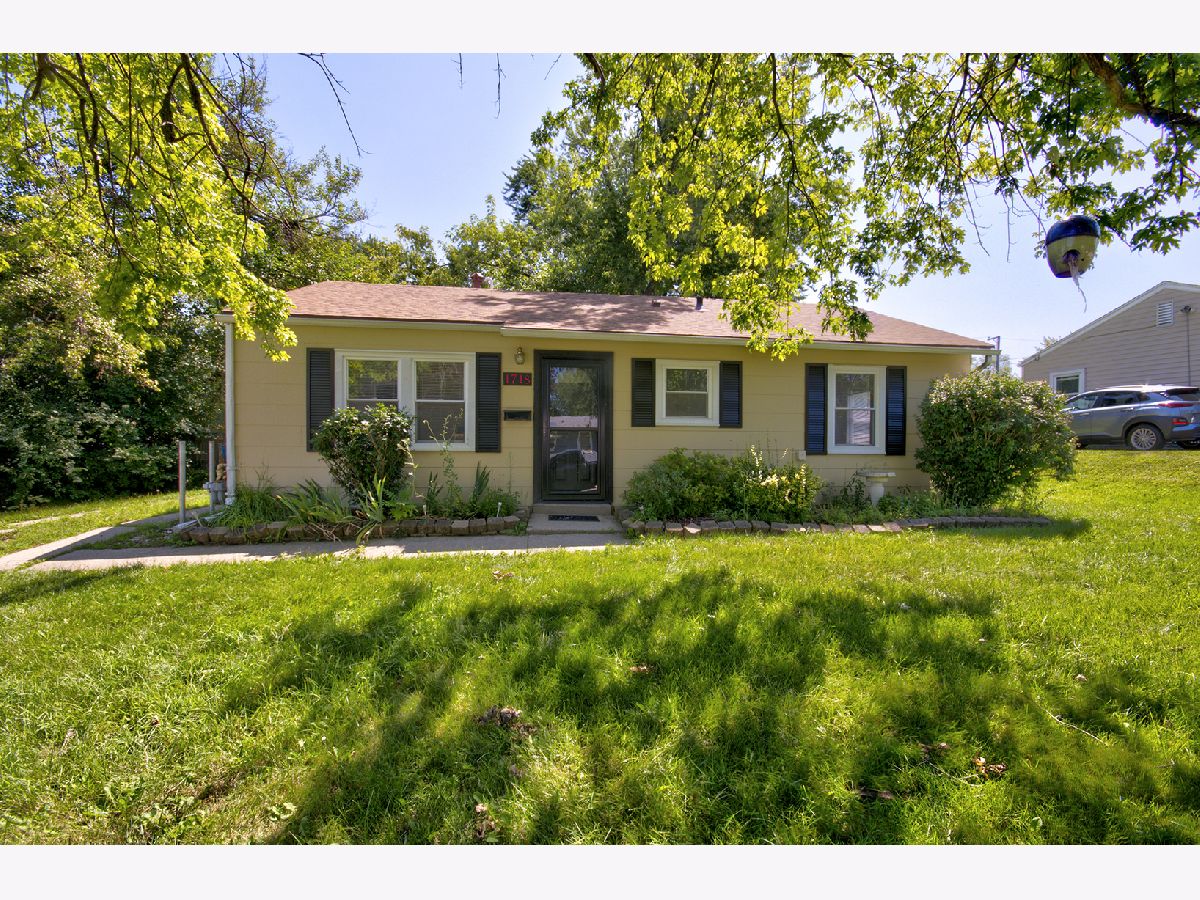 Homes & Condos & Townhomes Rented Raynor Hills Estate Crest Hill Illinois, 1718 Burry Circle