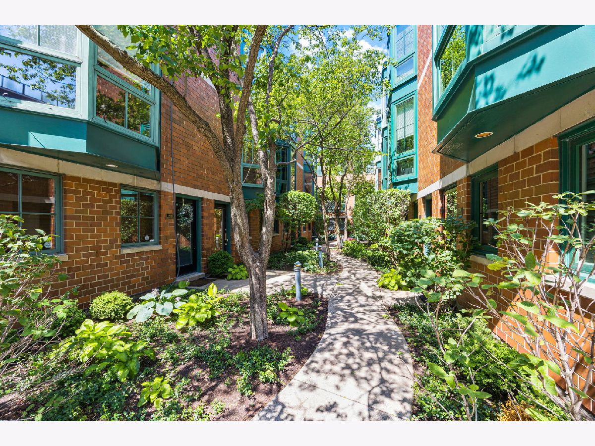 Townhomes Sold Seminary Court Chicago Illinois, 2707 Lincoln