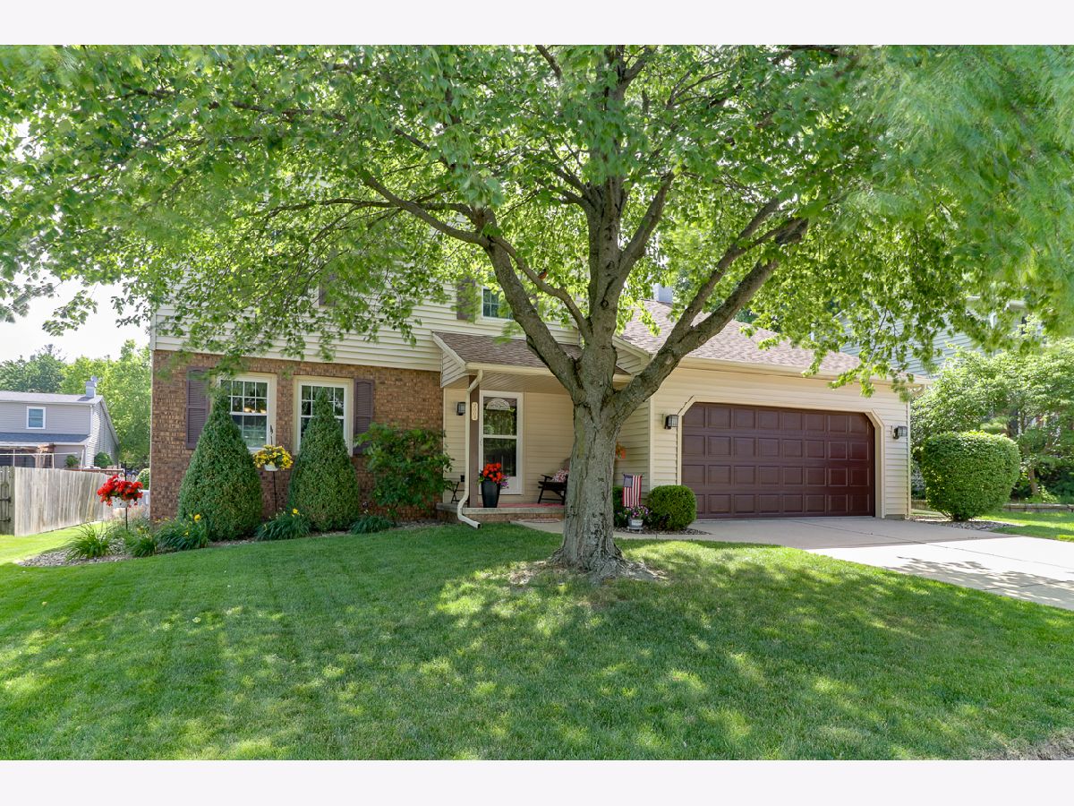 Homes & Condos & Townhomes Sold Blooming Grove Bloomington Illinois, 2004 Fallen Oak