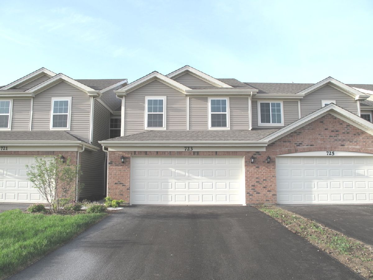 Townhomes Rented West Lake Cary Illinois, 723 Wellington