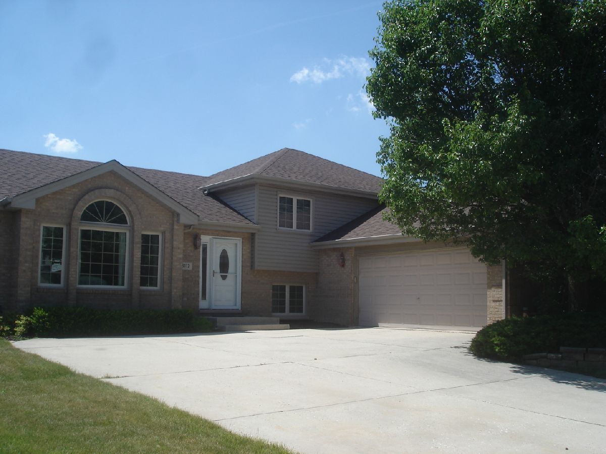 Homes & Condos & Townhomes Rented Farmingdale Village Woodridge Illinois, 8112 Rutherford