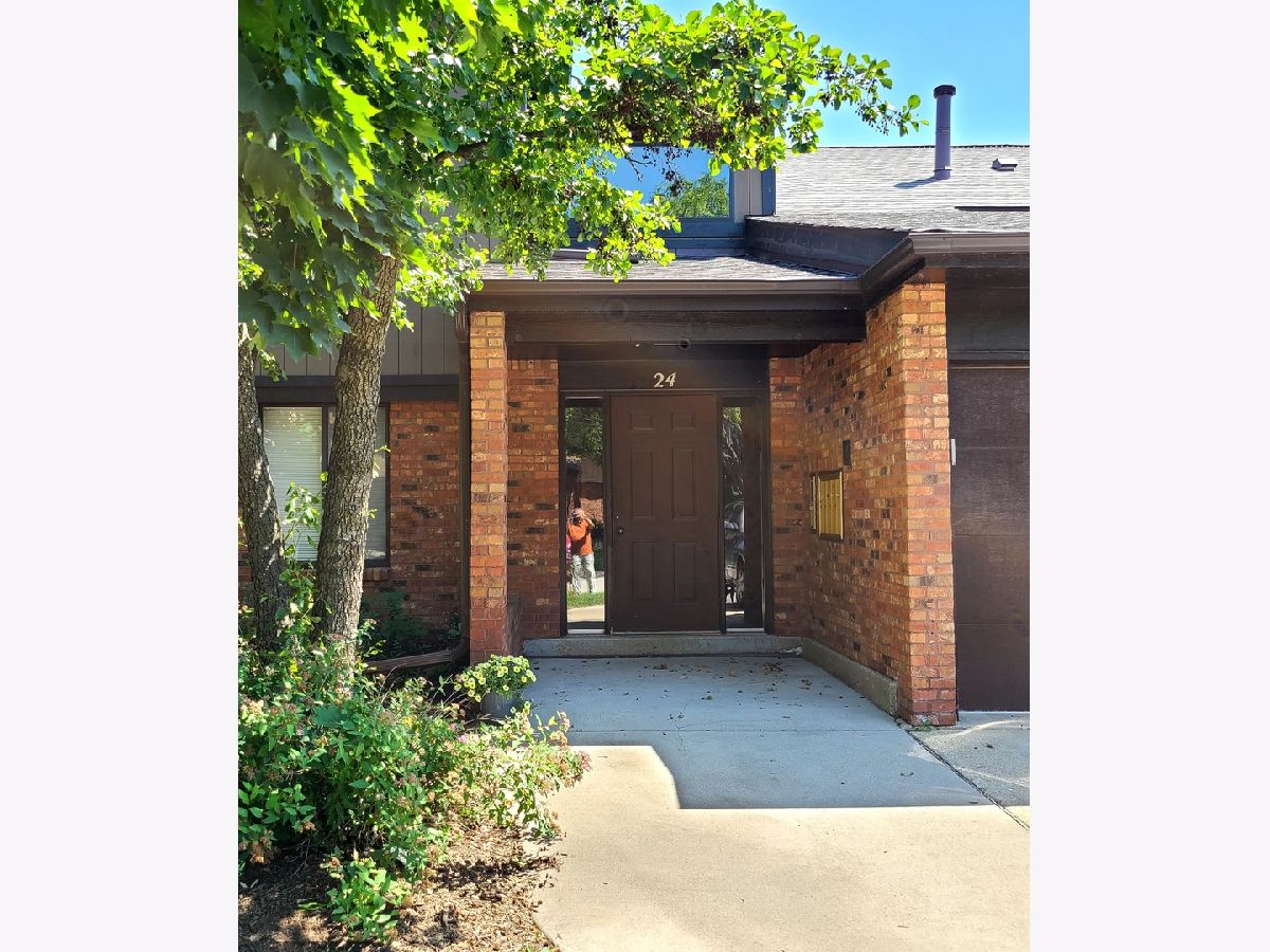Condominiums Sold Manor Homes Of Century Oaks Elgin Illinois, 24 Creekside