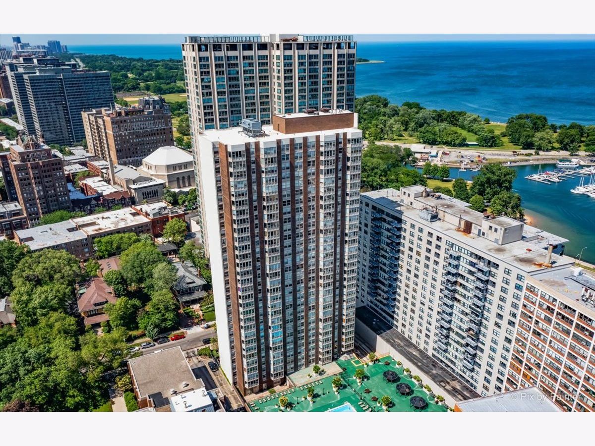Condos & Townhomes & Homes Sold Hawthorne Place Chicago Illinois, 525 Hawthorne