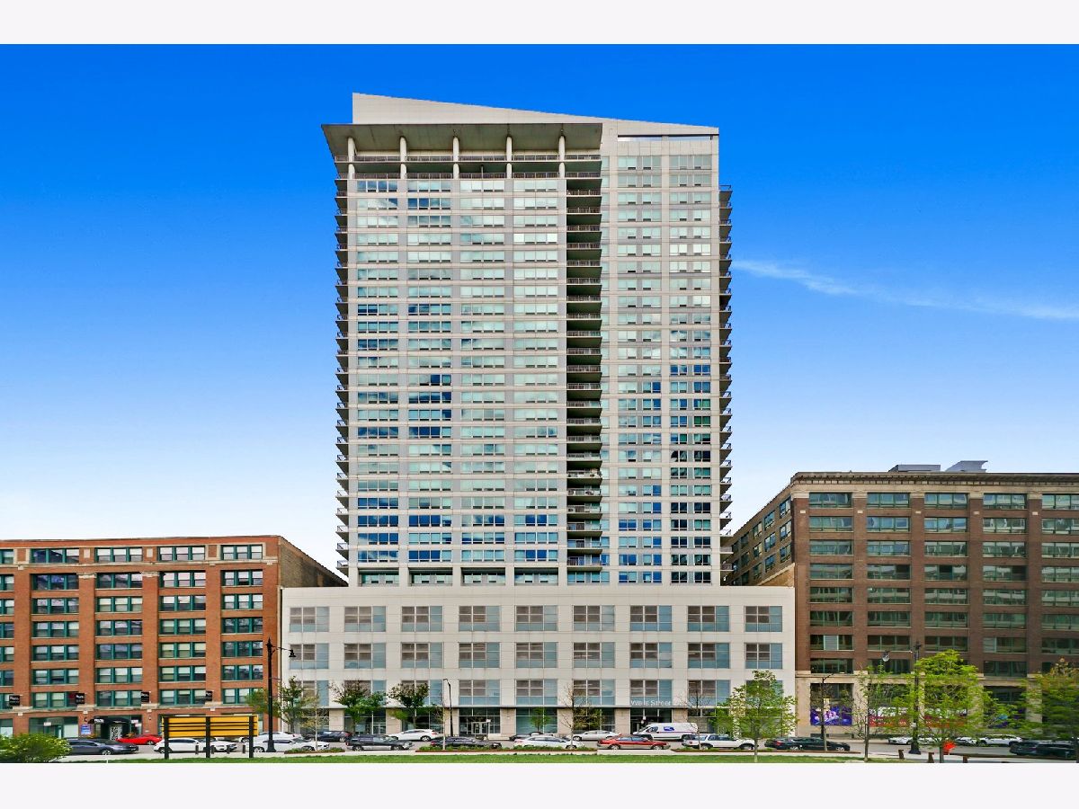 Condominiums Sold Wells Street Tower Chicago Illinois, 701 Wells