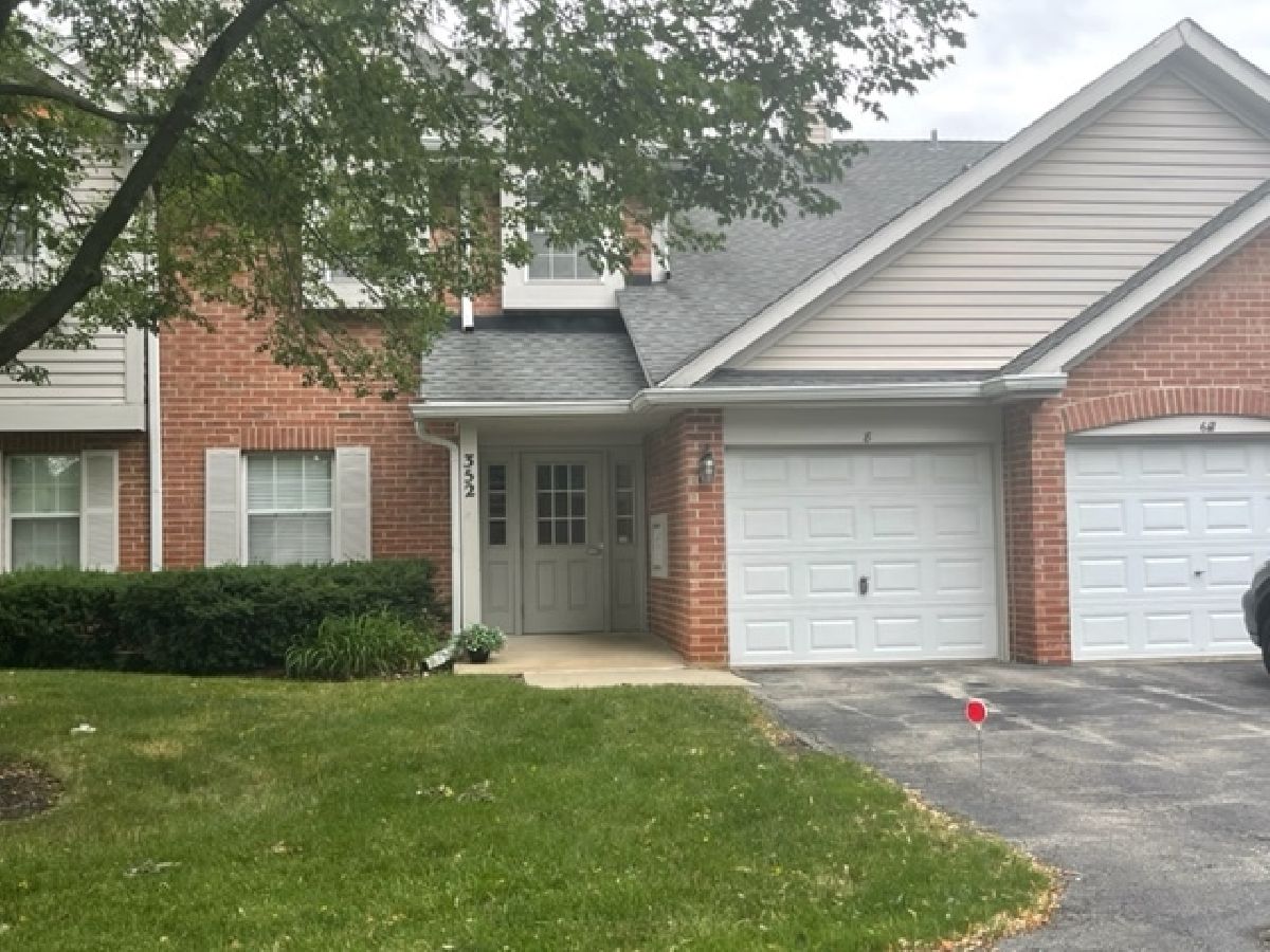 Townhomes & Condos Rented Heatherwood Schaumburg Illinois, 352 Pembroke