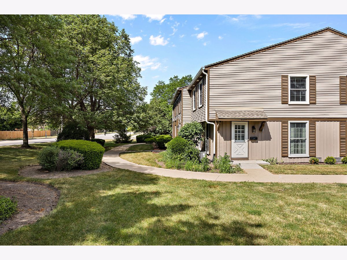 Townhomes & Condos Sold Heritage Lake Estates Wheaton Illinois, 1662 Williamsburg