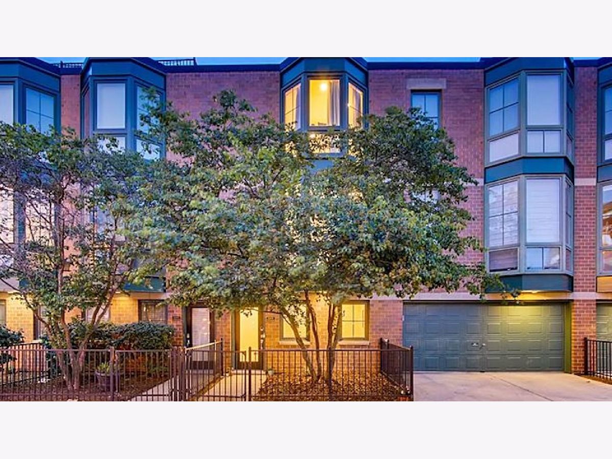 Townhomes Sold Seminary Court Chicago Illinois, 2700 Seminary