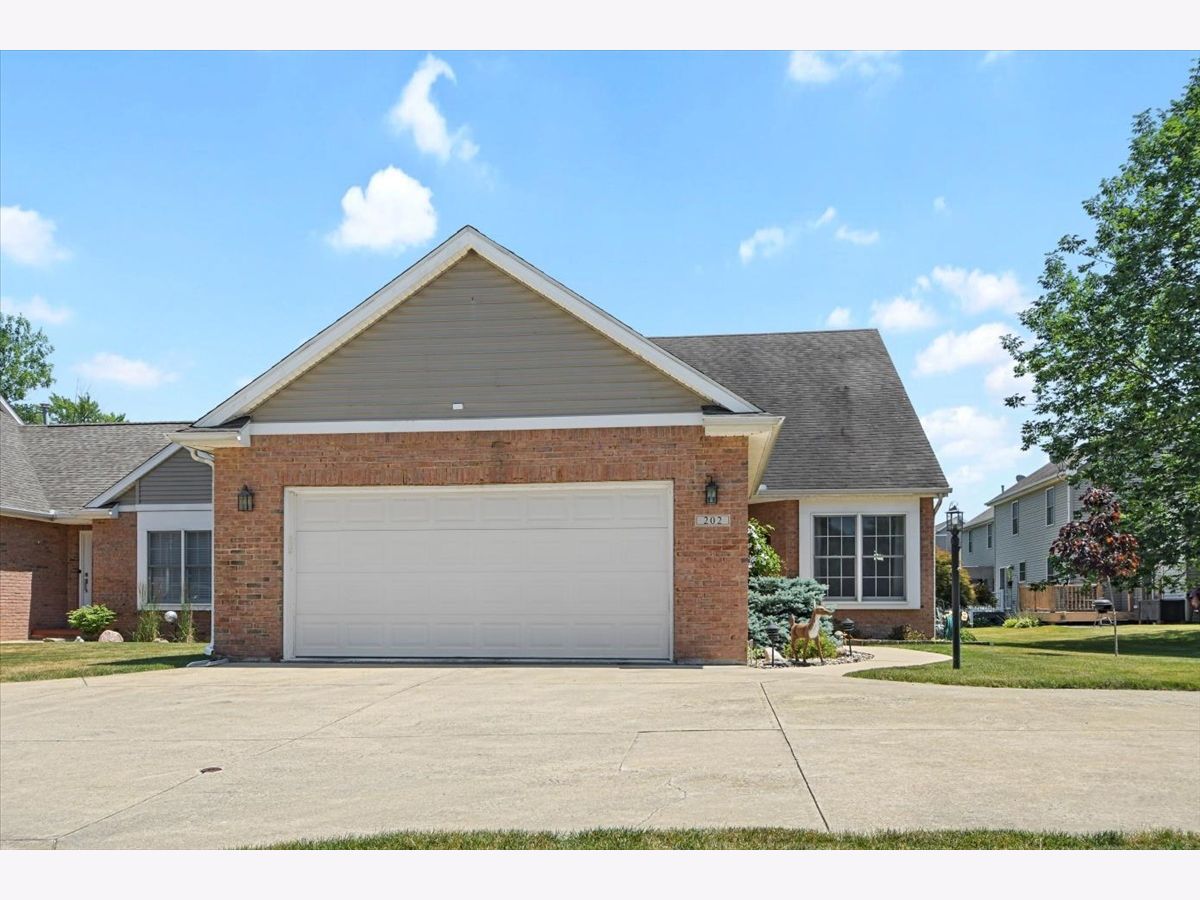 Condominiums Sold Willow Brook Townhomes Mahomet Illinois, 202 Lake Of The Woods