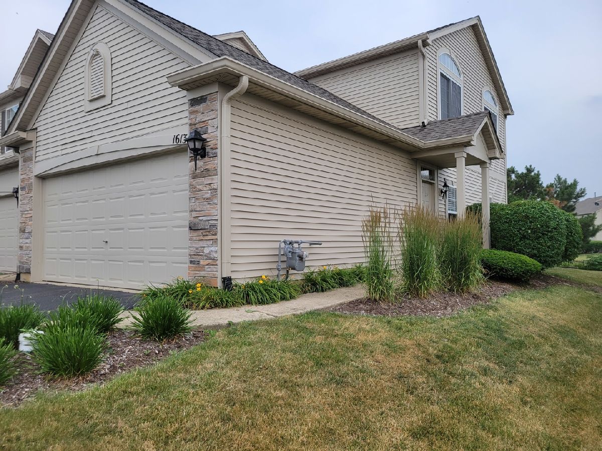 Townhomes & Condos & Homes Rented Grand Pointe Trails Aurora Illinois, 1613 Fredericksburg