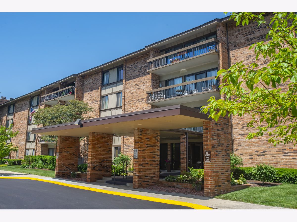 Lake Hinsdale Village Willowbrook IL, Condos & Townhomes For Sale & For