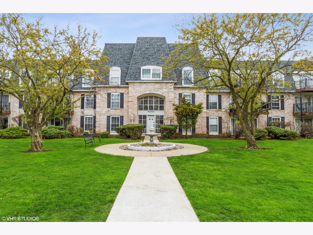 Condominiums Rented Carriage Way Rolling Meadows Illinois, 5400 Carriageway