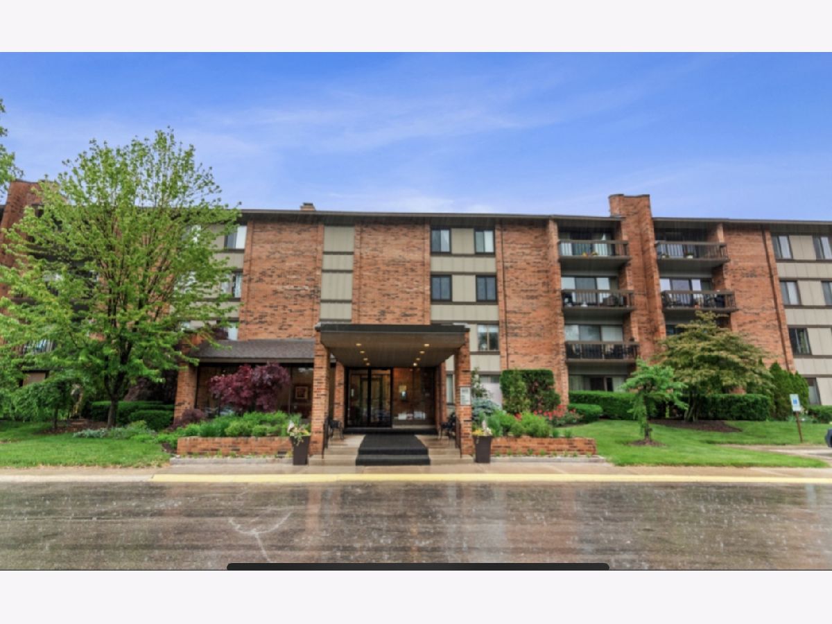 Lake Hinsdale Village Willowbrook IL, Condos & Townhomes For Sale & For