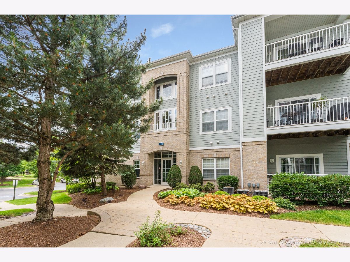 Condominiums Rented Lakeview Place Addison Illinois, 1291 Lake