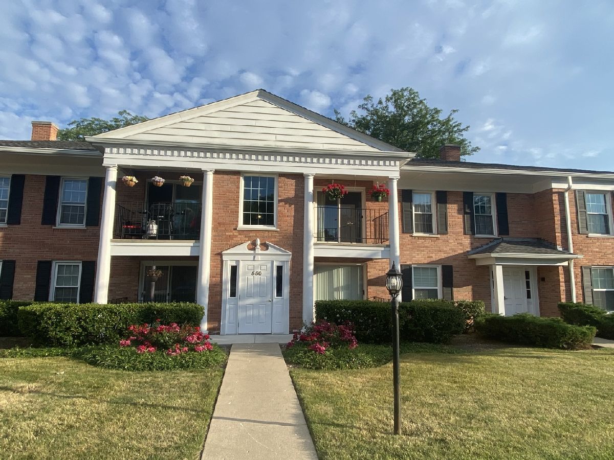 Condos & Townhomes Rented Shorely Woods Barrington Illinois, 550 Shorely