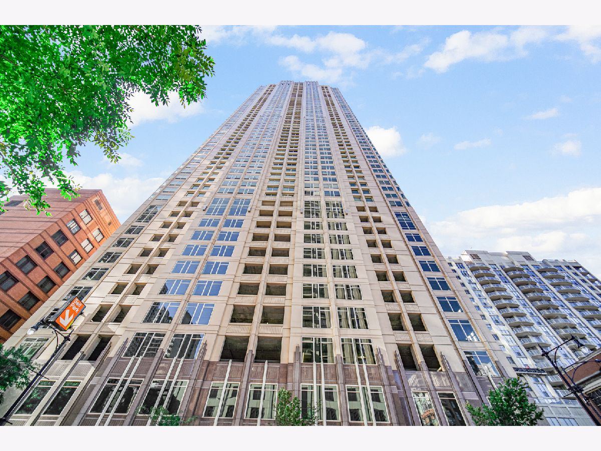 Condos & Townhomes Rented Millenium Centre Chicago Illinois, 33 Ontario
