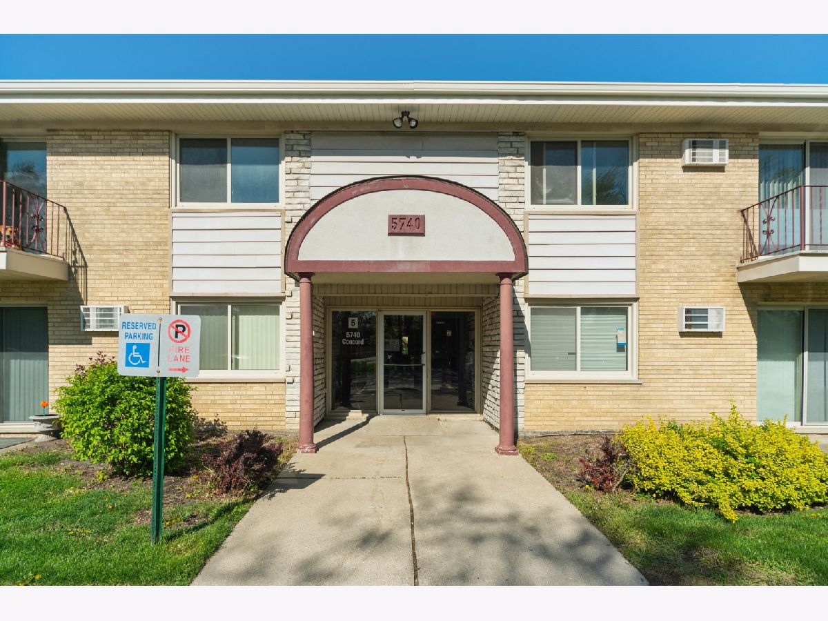 Condominiums Sold Park Willow Clarendon Hills Illinois, 5740 Concord