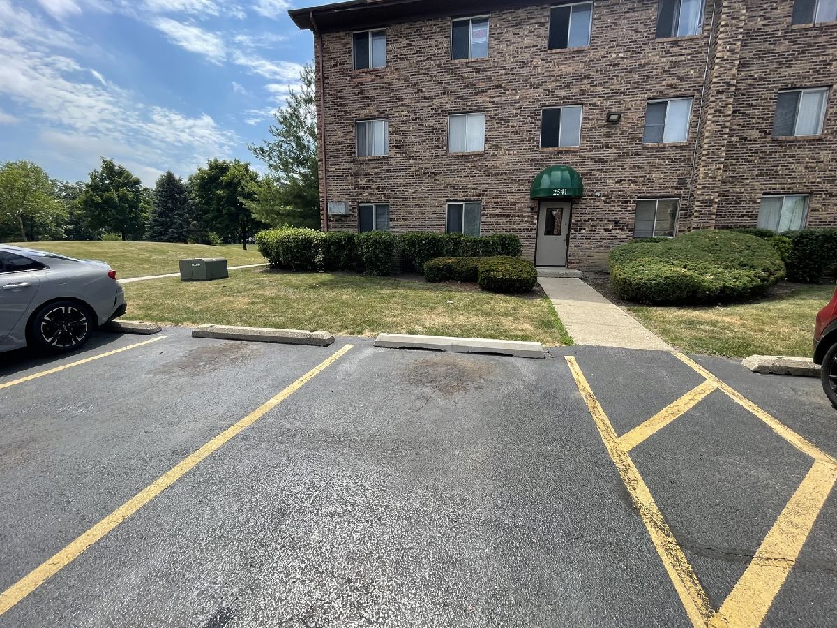 Condominiums Sold Waterbury Woodridge Illinois, 2541 Spring