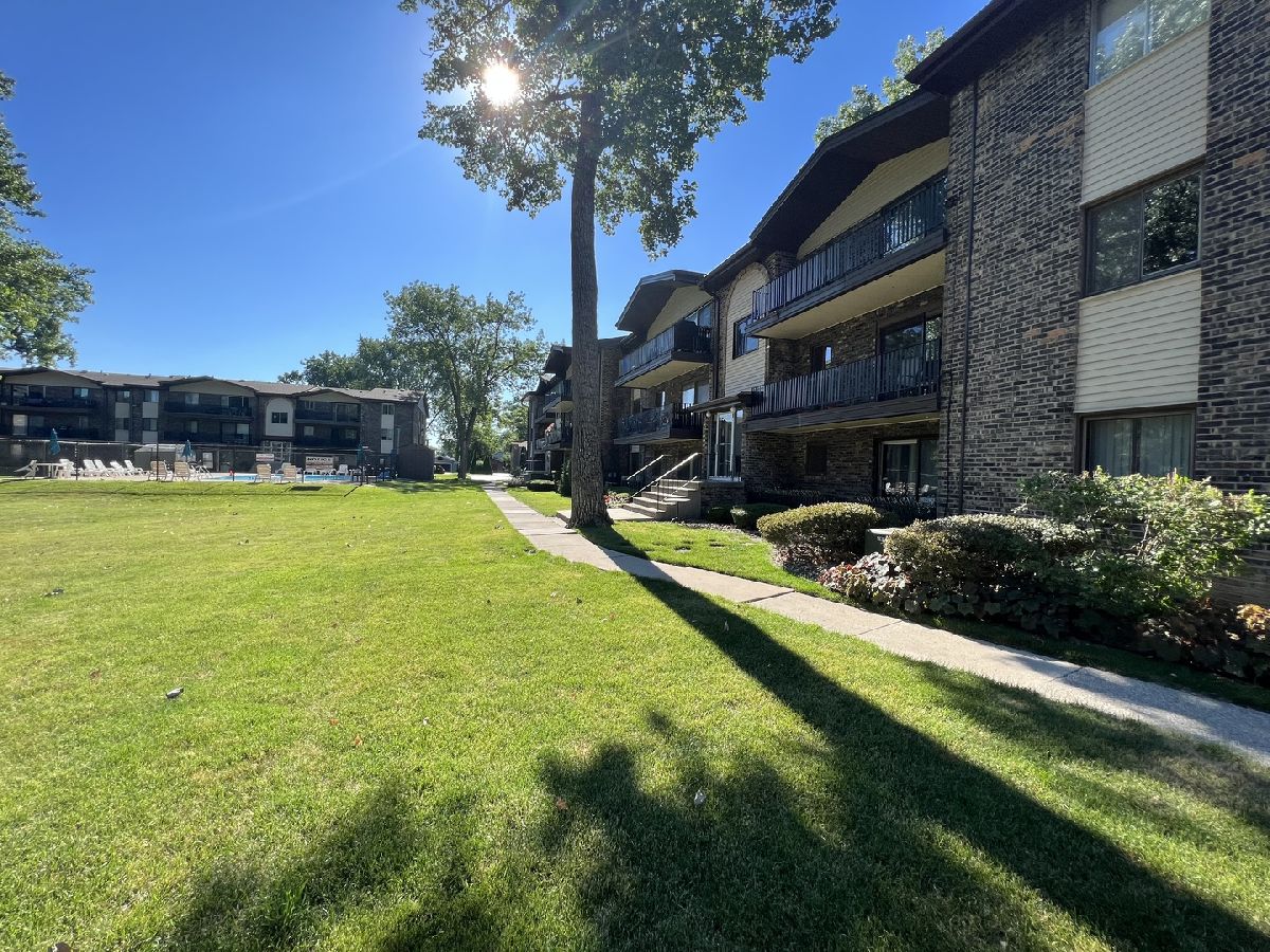 Condominiums Sold Sandpiper North Crestwood Illinois, 13540 Lawler
