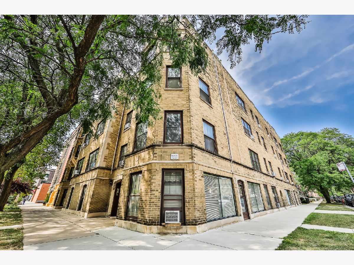 Condominiums Rented Sonoma On Addison Chicago Illinois, 3510 Paulina