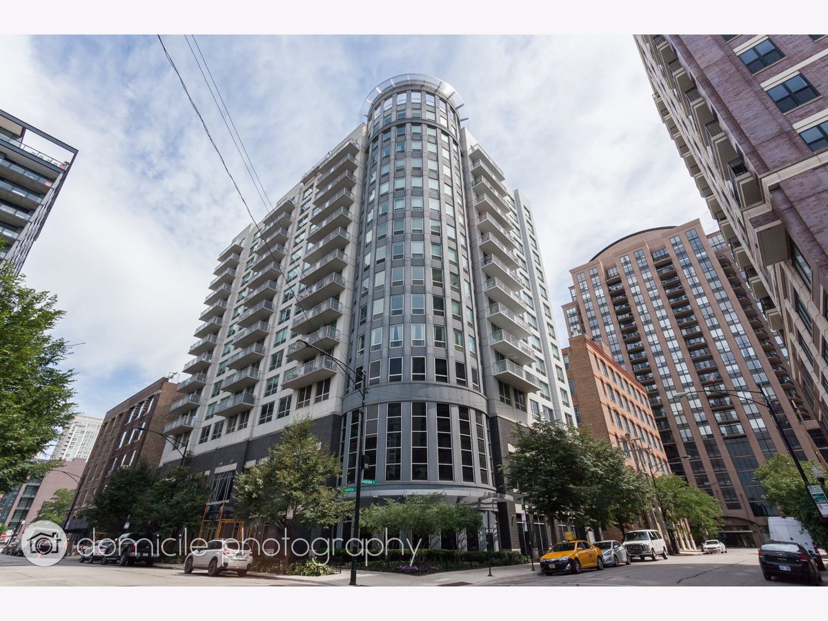 Condominiums Rented Huron Pointe Chicago Illinois, 421 Huron