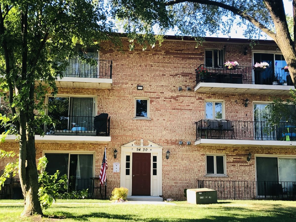 Condominiums Sold Greenbriar Hickory Hills Illinois, 9430 Greenbriar