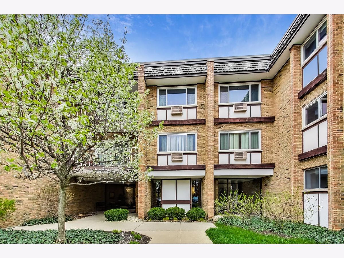Condominiums Sold Claymoor Hinsdale Illinois, 300 Claymoor