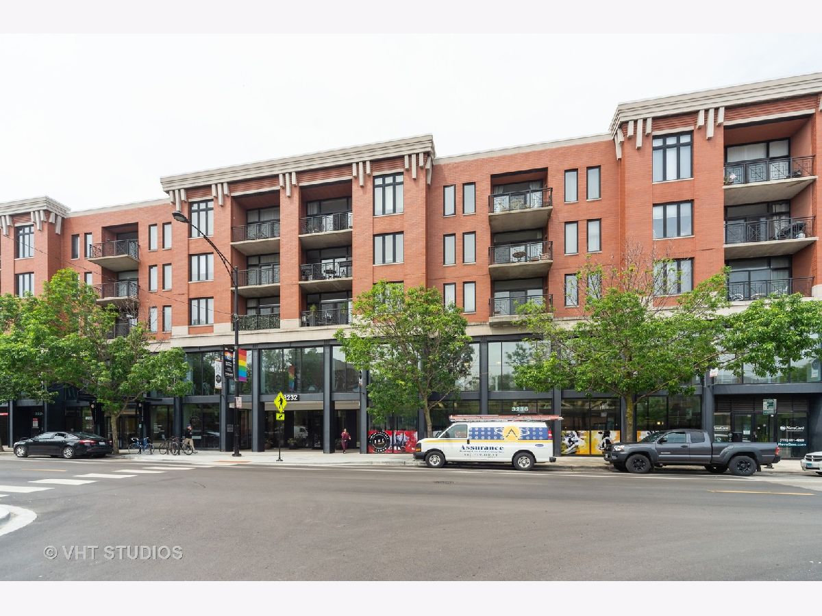 Condominiums Rented Plaza 32 Chicago Illinois, 3232 Halsted