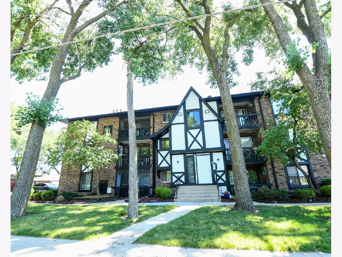 Condominiums Sold Regal Chateau Crestwood Illinois, 13615 Lavergne
