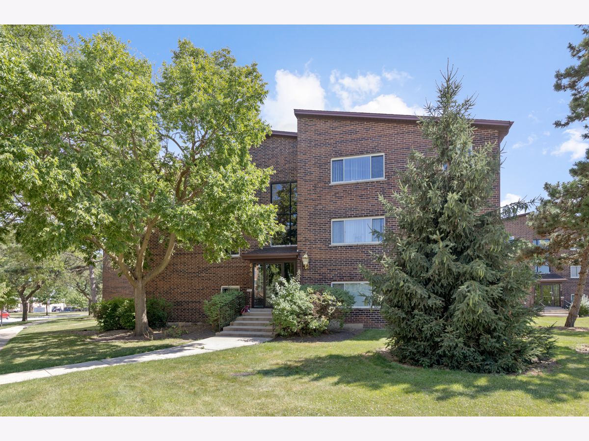 Condominiums Sold 12 Oaks Elk Grove Village Illinois, 640 Perrie