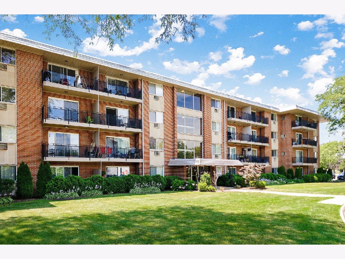 Condominiums Sold Shalamar Arlington Heights Illinois, 2210 Goebbert