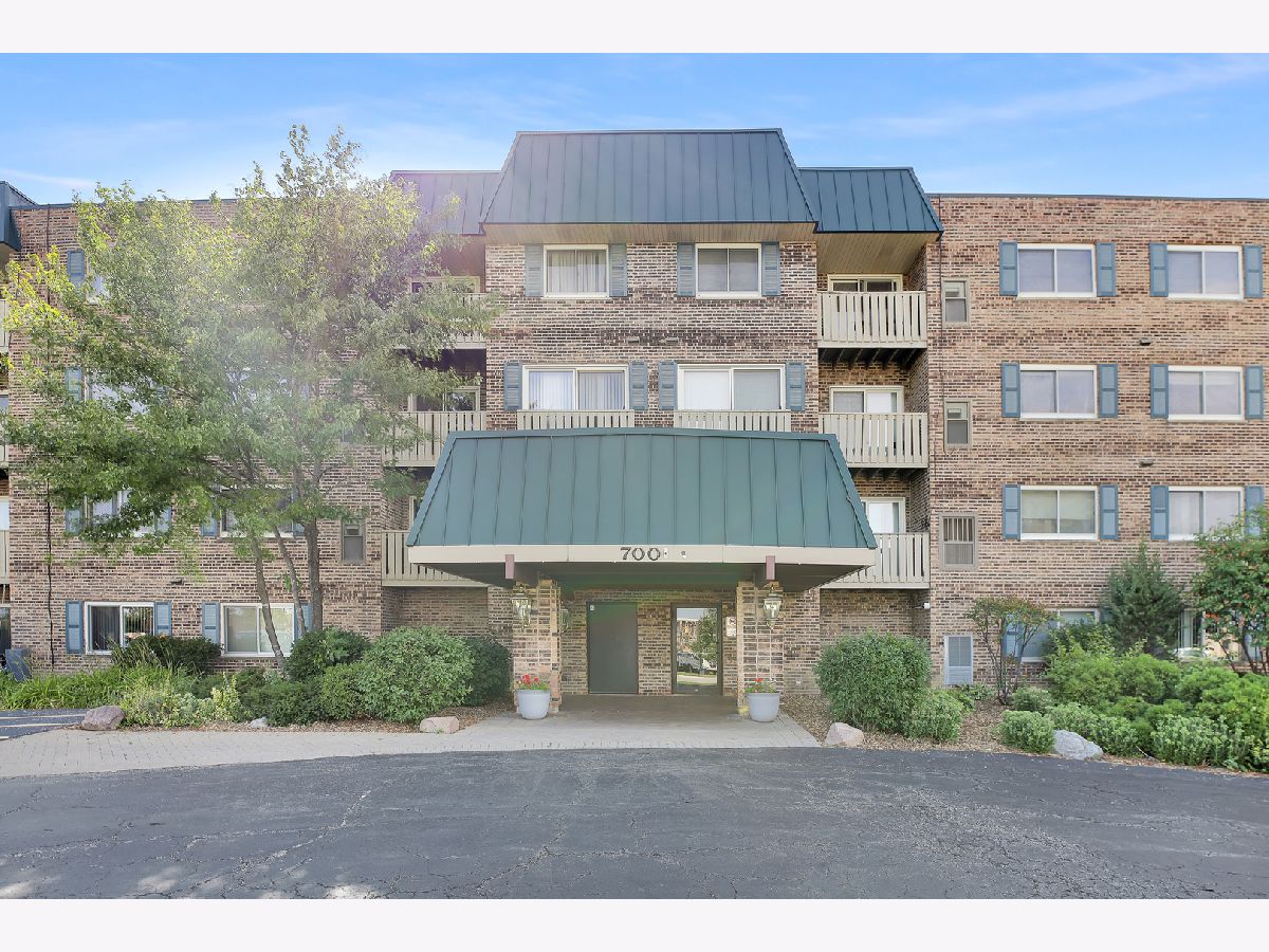 Condominiums Sold Twelve Oaks Elk Grove Village Illinois, 700 Perrie