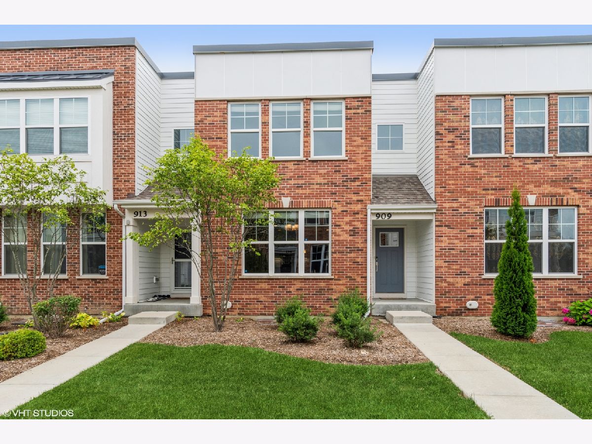 Townhomes Rented Union Square Aurora Illinois, 909 Times Square
