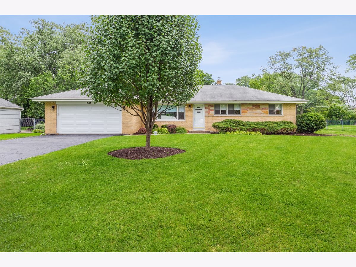 Homes Rented Arlington Knolls Arlington Heights Illinois, 1607 Vail